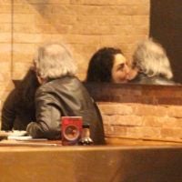 Letícia Sabatella e Daniel Dantas trocam beijos em restaurante no Rio. Fotos!