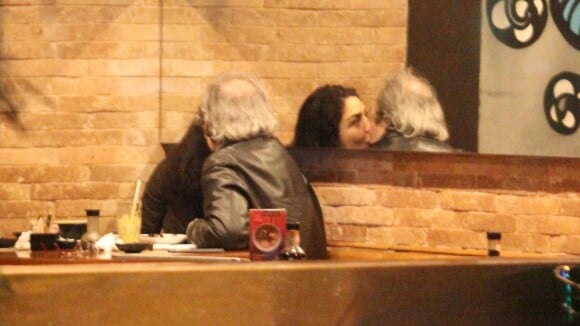Letícia Sabatella e Daniel Dantas trocam beijos em restaurante no Rio. Fotos!