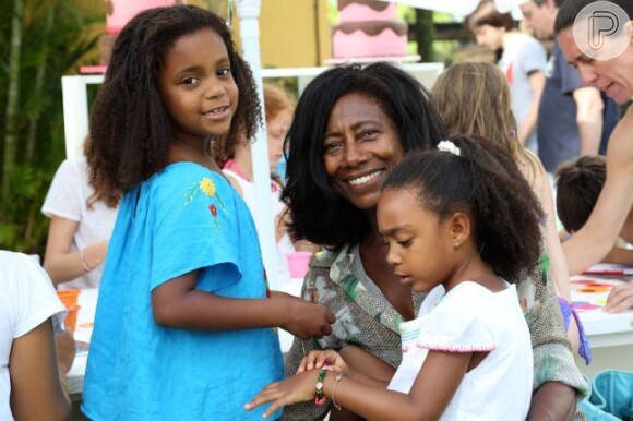 Jornalista Gloria Maria sobre adoção das filhas Laura, de 5 anos, e Maria, de 6 anos: 'Elas me escolheram'