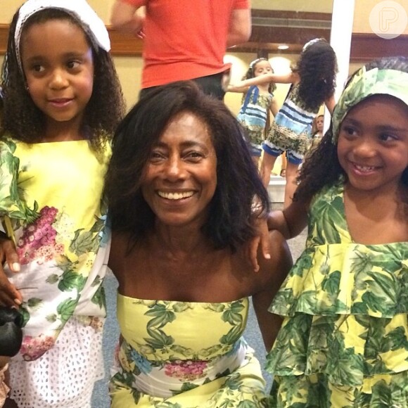 Gloria Maria posa sorridente com as filhas, Laura, de 5 anos, e Maria, de 6 anos, que fizeram aniversário em dezembro de 2013
