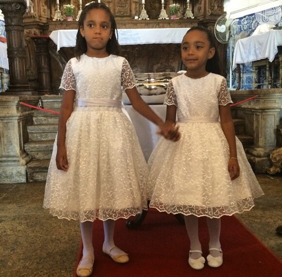 Gloria Maria batiza as filhas Laura, de 5 anos, e Maria, de 6 anos, em cerimônia na igreja do Outeiro da Glória, na Zona Sul do Rio. 'Esse é um dos momentos mais emocionantes da minha vida'