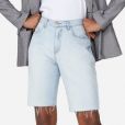  A bermuda jeans da Amaro tem lavagem clara, cintura média e um leve desfiado na barra. Custa R$169,90 