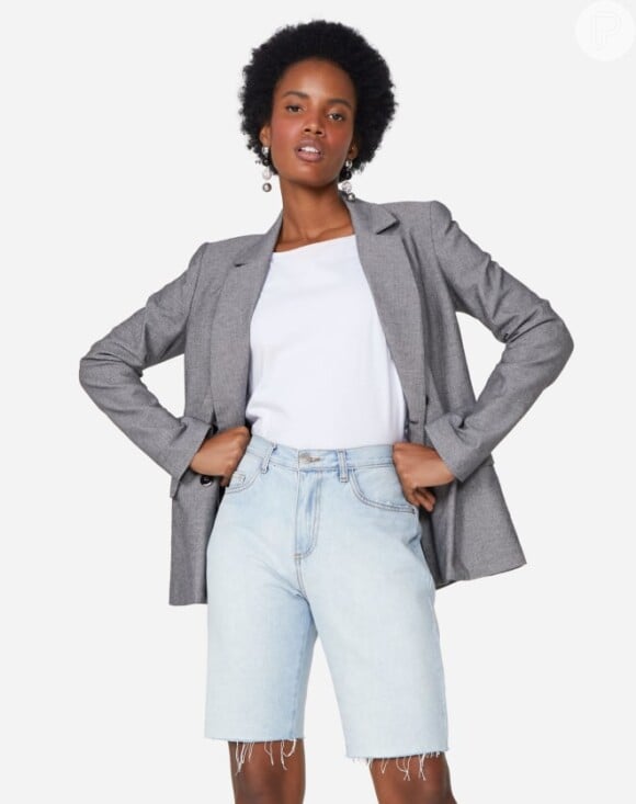 A bermuda jeans da Amaro tem lavagem clara, cintura média e um leve desfiado na barra. Custa R$169,90