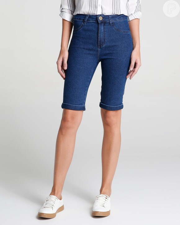 A bermuda jeans da Riachuelo tem cintura alta e é mais justinha, com lavagem escura. Custa R$59,90