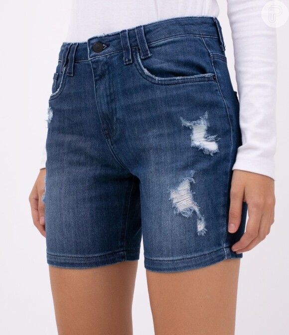 A bermuda jeans da Renner é mais curtinha e tem puídos para um look informal. Custa R$79,90