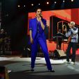 Anitta usou um terno Ricardo Almeida em tom de azul para cantar com Gilberto Gil