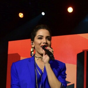 Anitta usou um terno Ricardo Almeida em tom de azul para cantar com Gilberto Gil