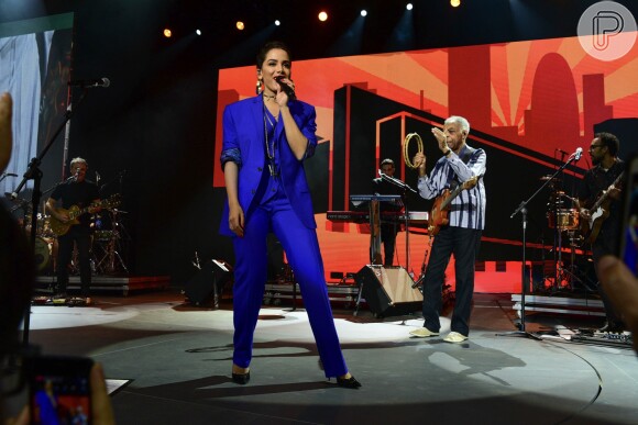 Anitta usou um terno Ricardo Almeida em tom de azul para cantar com Gilberto Gil