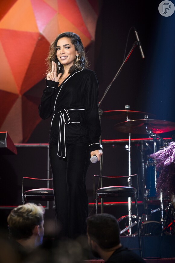 Anitta escolheu um conjunto de veludo para cantar no 'Altas Horas': apesar de lembrar um pijama, a peça funciona bem para looks de escritório