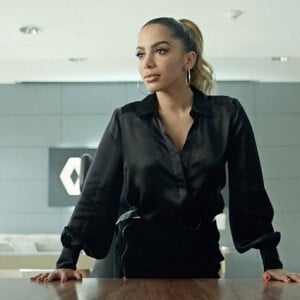 Anitta mostrou que um look all black tem todo seu charme para o trabalho, como este usado por ela em campanha publicitária