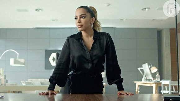 Anitta mostrou que um look all black tem todo seu charme para o trabalho, como este usado por ela em campanha publicitária