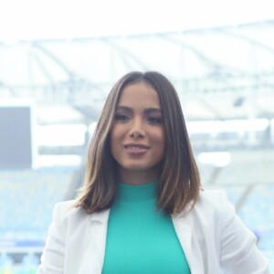 Anitta combinou calça de cintura alta de poás com cropped verde e blazer branco