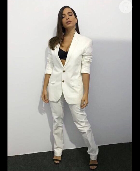 Anitta usou terno branco Ricardo Almeida ao cantar o hino nacional no GP do Brasil em 2017