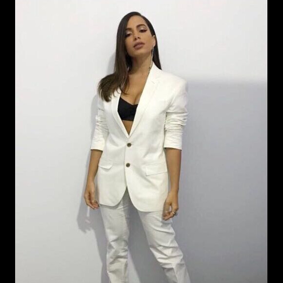 Anitta usou terno branco Ricardo Almeida ao cantar o hino nacional no GP do Brasil em 2017