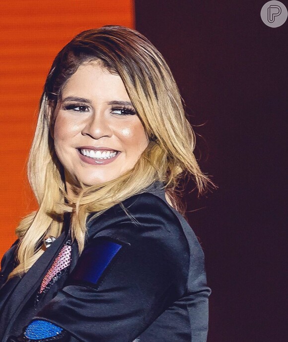 Marília Mendonça usa look de grife de R$ 5 mil para show em Minas Gerais nesta quinta-feira, dia 30 de agosto de 2019