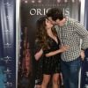 Paula Fernandes ganha beijo do namorado, Rony Cecconello, ao lançar a turnê 'Origens' em São Paulo