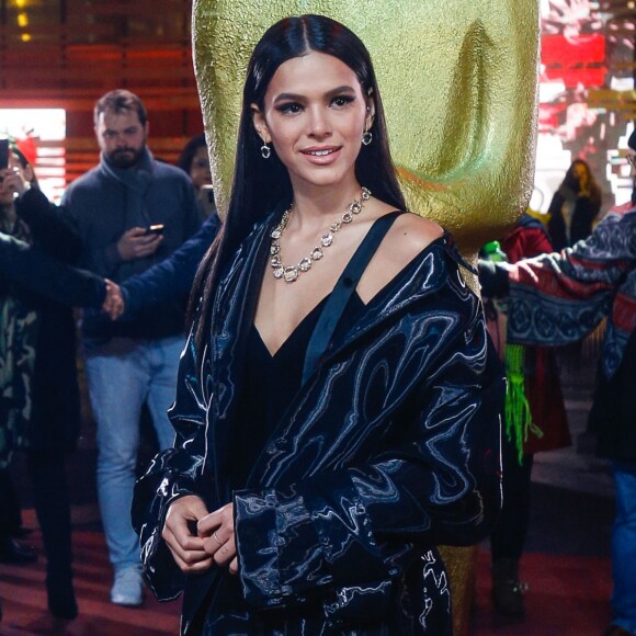 Bruna Marquezine aposta em look estiloso para encontro com amigas, em 31 de agosto de 2019