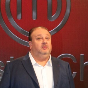 Erick Jacquin surgiu fumando um charuto na festa