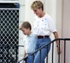 Mom jeans com camiseta: para passeios com os filhos, Princesa Diana costumava apostar no combo confortável