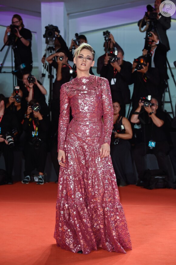 Kristen Stewart apostou em um vestido longo rosa e caprichado no brilho para a pré-estreia de "Seberg", no Festival de Cinema de Veneza. Peça é da coleção de Alta-Costura da Chanel