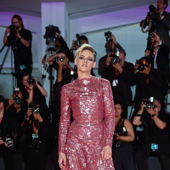 Kristen Stewart apostou em um vestido longo rosa e caprichado no brilho para a pré-estreia de "Seberg", no Festival de Cinema de Veneza. Peça é da coleção de Alta-Costura da Chanel