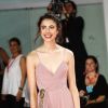 O vestido rosa pastel superromântico usado por Margaret Qualley no Festival de Cinema de Veneza é da Gucci