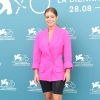 Antes do tapete vermelho de gala, Adèle Exarchopoulos também apostou no pink no Festival de Veneza: atriz usou blazer rosa com bermuda ciclista, uma das tendências do momento