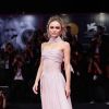 Lily-Rose Depp apostou em um clássico vestido rosa bem clarinho e longo para a pré-estreia do filme "The King" nesta segunda-feira, dia 2 de setembro de 2019