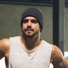 Caio Castro vive o lutador Rock da novela 'A Dona do Pedaço'