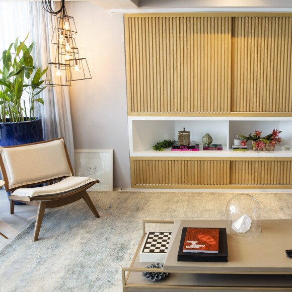 O novo apartamento de Deborah Secco é marcado por tons claros e decoração cheia de estilo