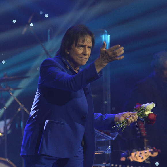 Roberto Carlos foi prestigiado por Zezé Di Camargo e Graciele Lacerda ao fazer show em São Paulo