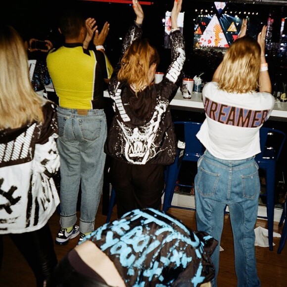 Bruna Marquezine curtiu show com amigas em fotos publicadas nesta quinta-feira, dia 05 de setembro de 2019