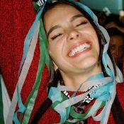 Brincadeira, coreografia e emoção: Bruna Marquezine se diverte em show. Veja!