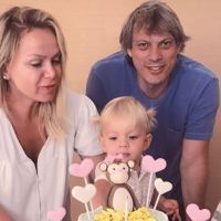Filha de Eliana completa 2 anos e aparece em foto com pais e irmão: 'Te amamos'