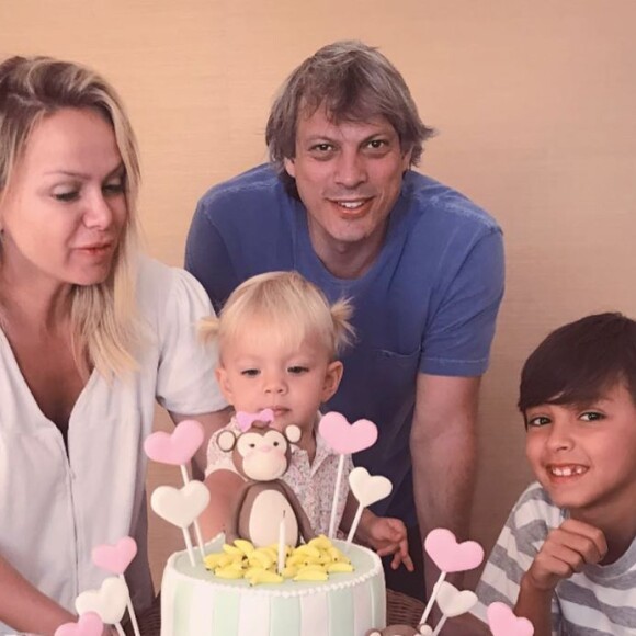 Eliana mostrou o noivo, Adriano Ricco, e o primogênito, Arthur, em aniversário da filha, Manuella