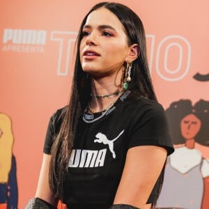 Bruna Marquezine apostou em cropped tee da Puma de $ 14.99, aproximadamente R$ 61,33 no Brasil