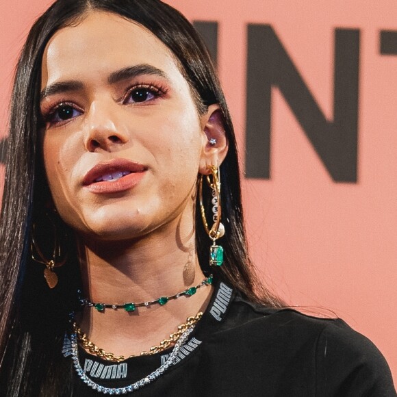 Bruna Marquezine voltou a exibir um brinco de alfinetes da espanhola Balenciaga, de R$ 1,6 mil, e uma argola com miçangas formando a palavra 'Damn', traduzida do inglês para 'Droga'
