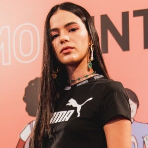 Bruna Marquezine combina look sporty e mix de acessórios em evento Puma