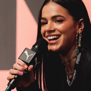 Bruna Marquezine apostou em unhas coloridas, tendência chamada skittles nails que traz mais diversão ao visual