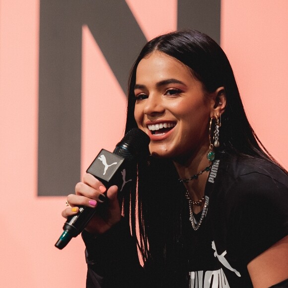 Bruna Marquezine apostou em unhas coloridas, tendência chamada skittles nails que traz mais diversão ao visual