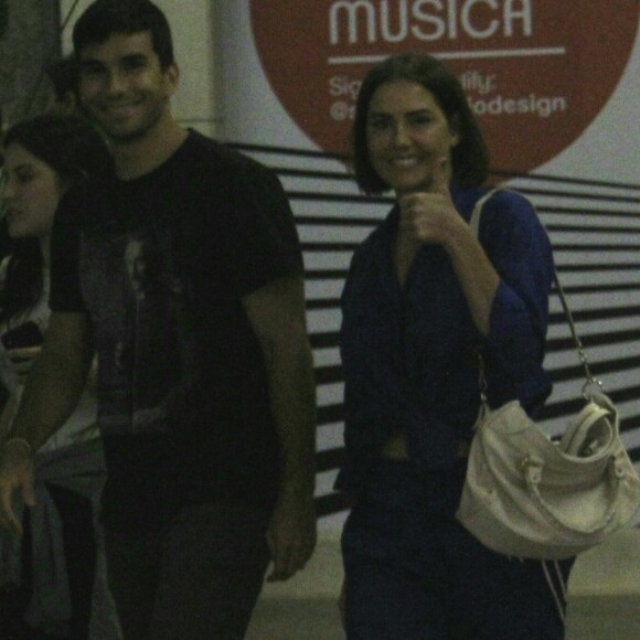 Deborah Secco e Hugo Moura cumprimentam fotógrafo em shopping no Rio de Janeiro nesta terça-feira, dia 10 de setembro de 2019