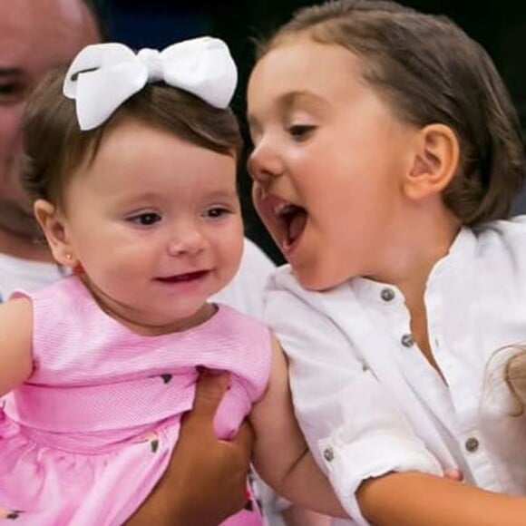 Filhos de Patricia Abravanel e Fabio Faria, Pedro, Jane e Senor encantaram em fotos postadas pelo pai