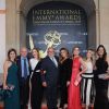 As atrizes Giovanna Antonelli e Mariana Ximenes posaram com equipe durante o evento do Emmy em Lisboa