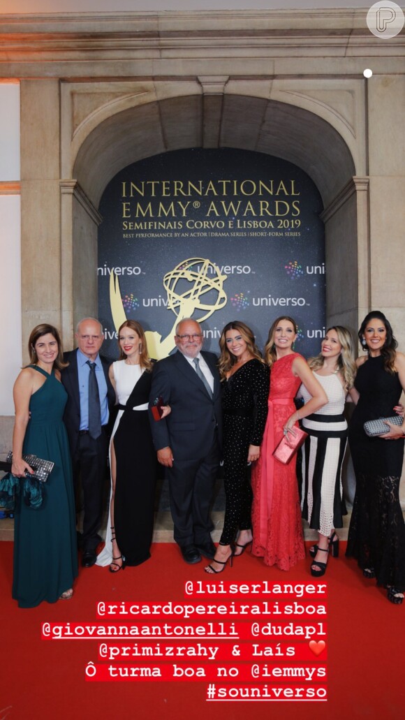 As atrizes Giovanna Antonelli e Mariana Ximenes posaram com equipe durante o evento do Emmy em Lisboa