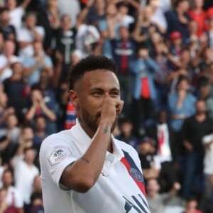 Neymar comemorou um gol do Paris Saint-Germain colocando a bola na barriga