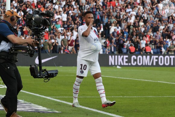 Neymar comemorou um gol do Paris Saint-Germain colocando a bola na barriga
