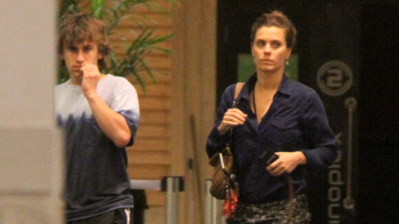 Carolina Dieckmann vai ao cinema com o filho mais velho, Davi, em shopping no RJ