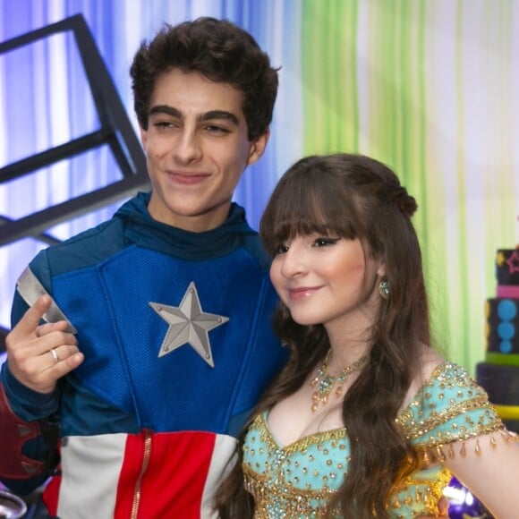 Sophia Valverde comemorou 14 anos com o namorado, Lucas Burgatti