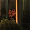 Latino e Rayanne Morais trocam beijos dentro do restaurante