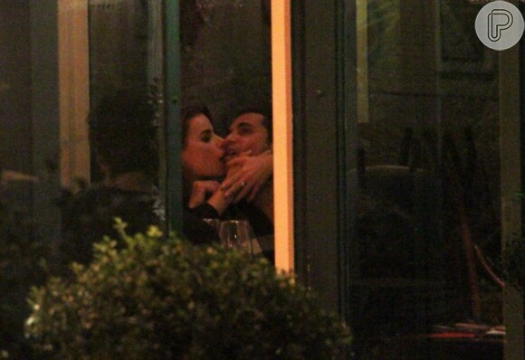 Latino e Rayanne Morais trocam beijos dentro do restaurante